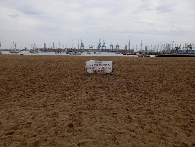 La zona sur de la playa de Las Alcaravaneras cerrada al baño