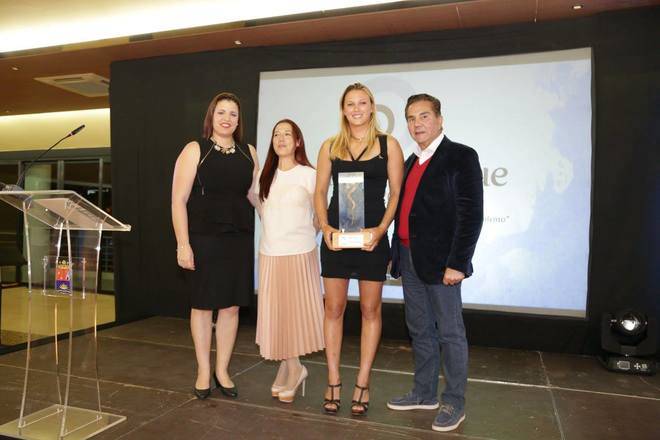Hernández y Fraga entregan el Premio Abinque a Alexandra Rinder