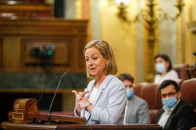 Sánchez a Oramas: 'Trabajamos para volver a llenar playas y costas'