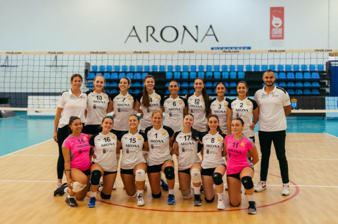 El Arona Voley se estrena como local con una contundente victoria sobre Voleibol Astillero