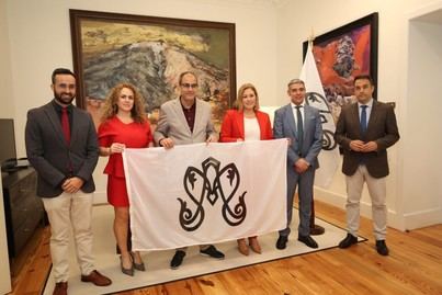 El Parlamento recibe la bandera de la Virgen de Los Reyes