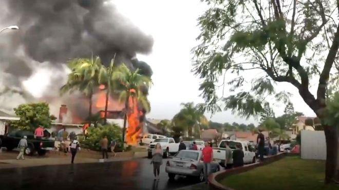 Cinco fallecidos al estrellarse una avioneta en una urbanización de California