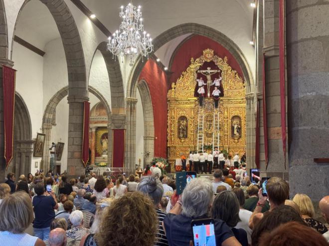 Miles de fieles celebran la Bajada del Santo Cristo de Telde