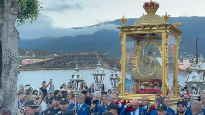 Miles de personas acompañan a la Virgen de las Nieves hasta la iglesia de La Encarnación