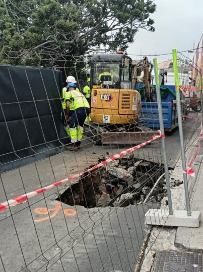 Aguas de Telde ejecuta las catas previstas en la calle Barcelona para conocer el origen del hundimiento