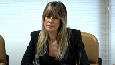 Begoña Gómez entrega el pasaporte en el juzgado