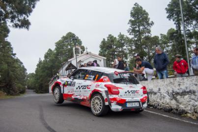 Oscar Dóniz y Rayco Hernandez con su Suzuki Swift en el CERA Villa de Adeje