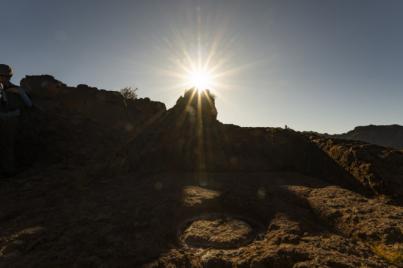El sol y el almogarén del Bentayga reciben de nuevo al otoño