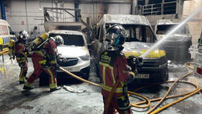 Bomberos de LPGC extinguen un incendio en una nave de Las Torres
