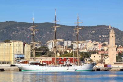 El buque escuela danés Danmark visita por primera vez el puerto de Santa Cruz de La Palma