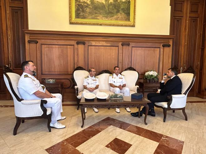 El alcalde recibe a la tripulación del Juan Sebastián Elcano