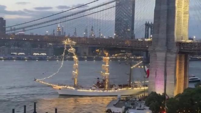 Dos muertos en un espectacular choque de un buque escuela con el puente de Brooklyn