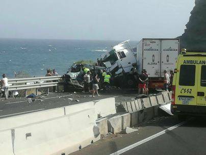 Dos muertos tras un accidente entre un camión y varios coches