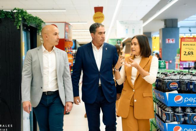 Francis Candil conoce las iniciativas de RSC de HiperDino y la Fundación DinoSol