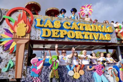 Las calles del sur reciben con alegría al desfile anunciador del Carnaval