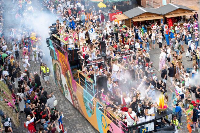 La cabalgata olímpica mueve a miles de personas en la gran jornada festiva del Carnaval