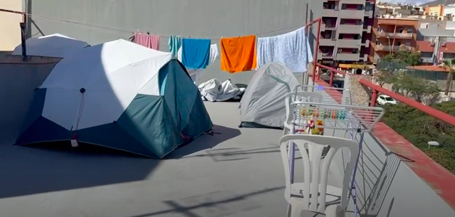 Urbanismo ordena el cese del alquiler de casetas de campaña en una azotea de la capital