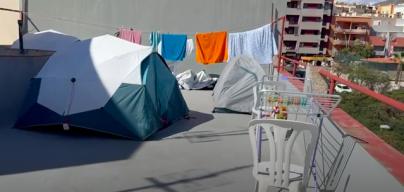 Urbanismo ordena el cese del alquiler de casetas de campaña en una azotea de la capital