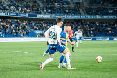 El CD Tenerife, con diez jugadores, merece más en el Heliodoro Rodríguez López