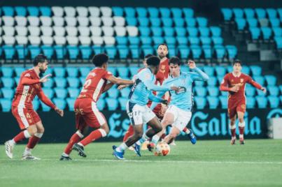 El CD Tenerife brega para sumar un punto muy importante en Vigo