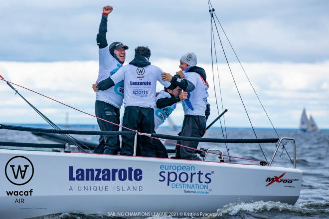 La tripulación del “Lanzarote European Sports Destination - Wacaf Air” con Rafa Lasso, Gonzalo Morales (de espaldas), Ricardo Terrades y Nano Negrín, celebrando la victoria nada más cruzar la línea de meta