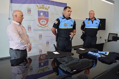 El Ayuntamiento de Tías refuerza a sus policías locales dotándolos de chalecos antibalas