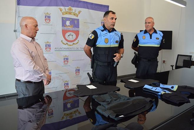 El Ayuntamiento de Tías refuerza a sus policías locales dotándolos de chalecos antibalas