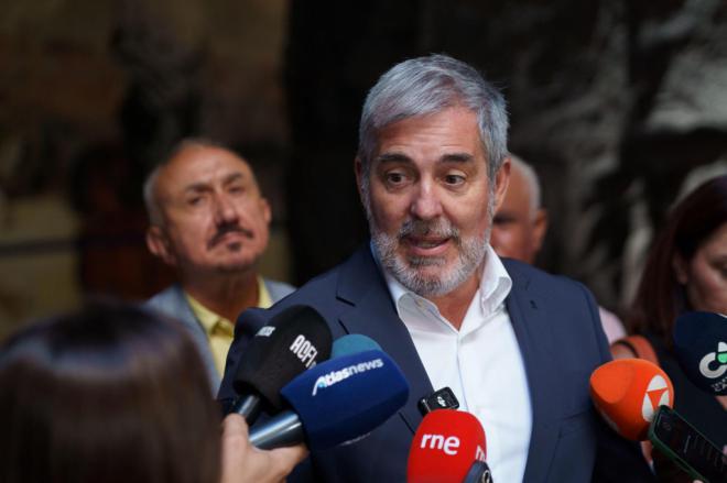 Clavijo pide máxima celeridad en el reparto de menores