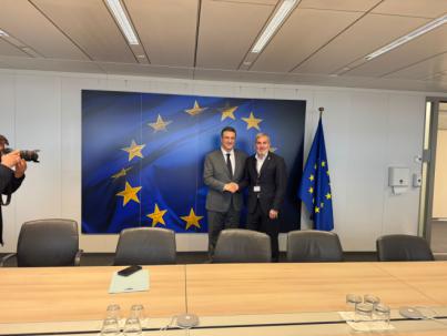 Clavijo pide a la UE limitar la compra de viviendas a foráneos