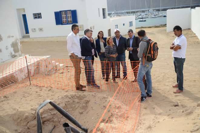 Clavijo visita las obras del sistema de saneamiento de La Graciosa