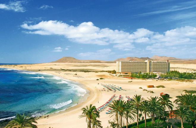 El PSOE defiende la suspensión de los expedientes del Oliva Beach y Tres Islas