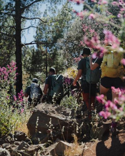 Atlas recorre el sendero GR138 como aperitivo de Contramapas 2025