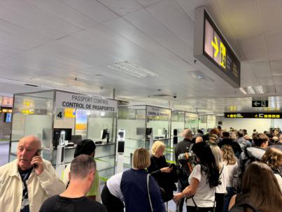 Ashotel denuncia otro año más las colas de horas en Tenerife Sur
