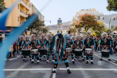Comparsas y murgas llenan las calles en el Coso del Carnaval