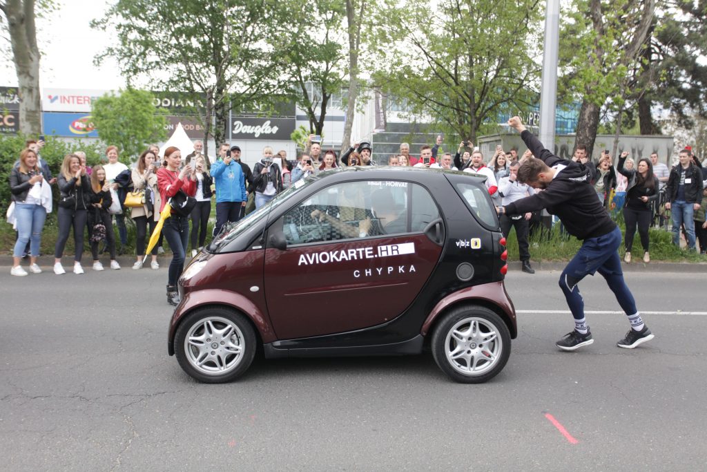 Un croata marca un récord Guinness al empujar un coche durante 23 horas y 20 minutos