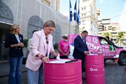 El Elefante Rosa y el Zorro Rosa salen de Tenerife rumbo al Rally Dakar 2026