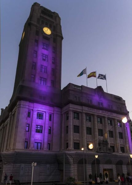 Los Cabildo de Gran Canaria y Tenerife se iluminan de morado por los enfermos de Crohn y Colitis ulcerosa