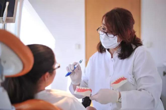 El Colegio de Dentistas advierte de los daños orales por bebidas carbonatadas y energéticas