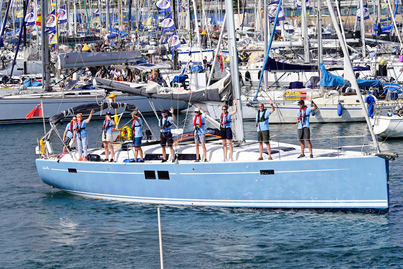 La flota de la 37 salida de la regata ARC se despide de Las Palmas de Gran Canaria con numeroso público y fuertes vientos