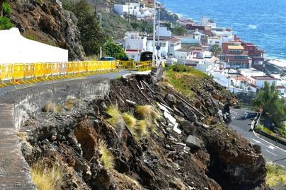 El fuerte oleaje de la borrasca Therese causa daños en la costa de El Rosario