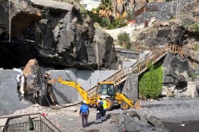 Un desprendimiento en Tabaiba Baja daña la red de saneamiento y obliga a restringir el baño
