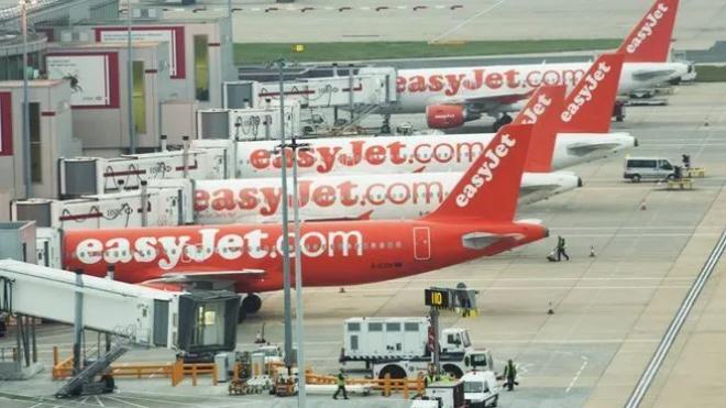 easyJet sube el sueldo a sus tripulantes y esquiva la huelga