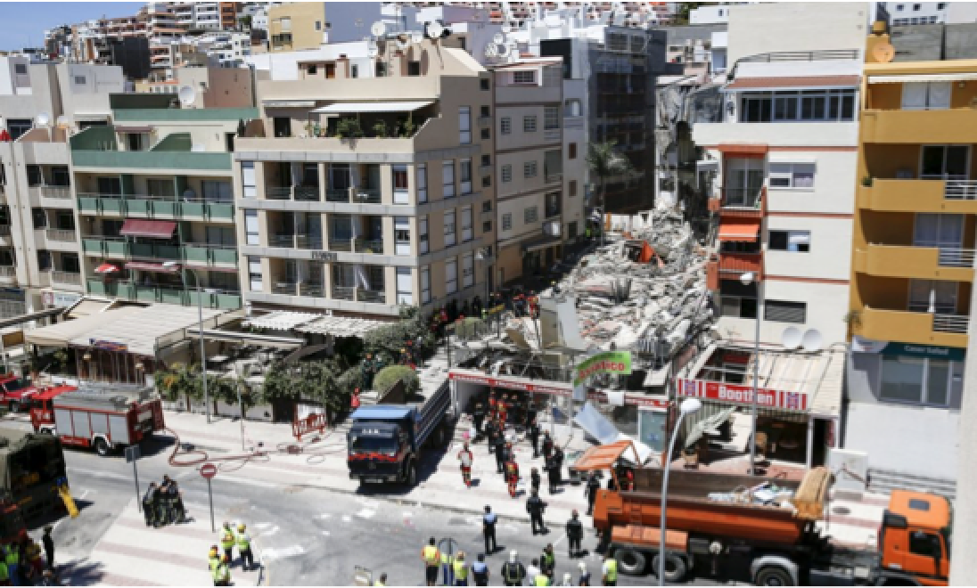Edificio número 12 de la calle Amalia Alayón y trasera en la calle Valle Menéndez (16 de abril en Los Cristianos, Arona, Tenerife) Fotografía de Santiago Ferrero

