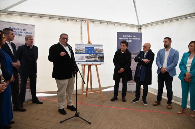 El Gobierno coloca la primera piedra del edificio de servicios esenciales