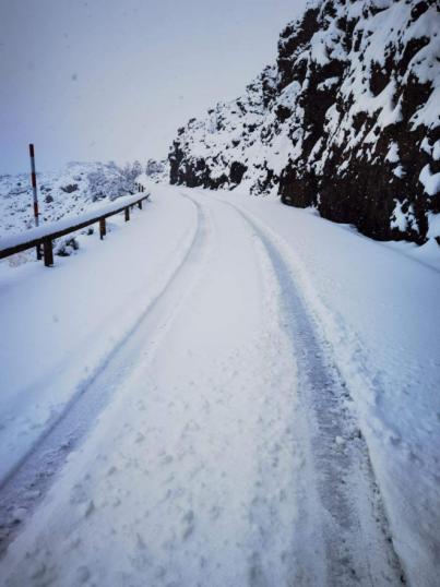 Cerrados los accesos al Teide por la presencia de nieve y placas de hielo en la calzada