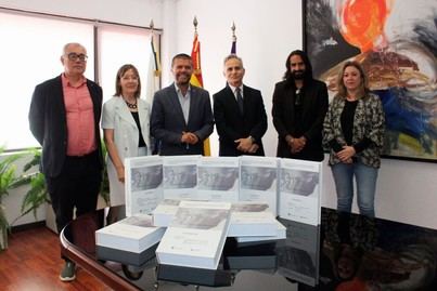 Canarias recibe catálogo impreso de vestigios franquistas de la ULL