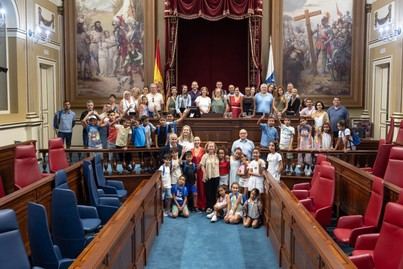 El Parlamento acoge a niños saharauis de 'Vacaciones en Paz'