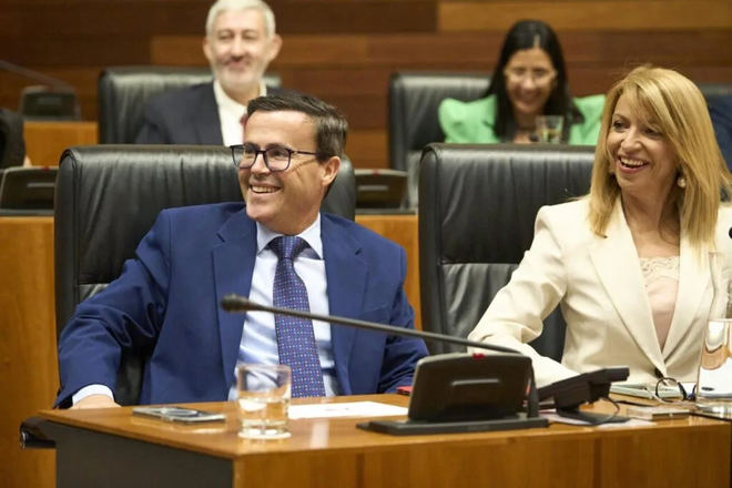 El secretario general del PSOE de Extremadura, Miguel Ángel Gallardo, y la portavoz del PSOE de Extremadura, Piedad Álvarez Cortés
