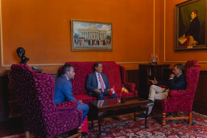 Santa Cruz recibe al embajador de Perú en España, Luis Iberico Núñez