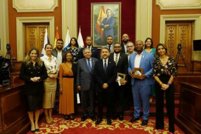 El alcalde recibe al embajador de la República Dominicana